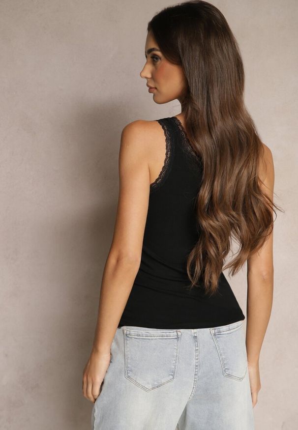 Renee - Czarny Top z Wiskozą z Guzikami Yasmi. Okazja: na co dzień. Kolor: czarny. Materiał: wiskoza. Styl: elegancki, casual