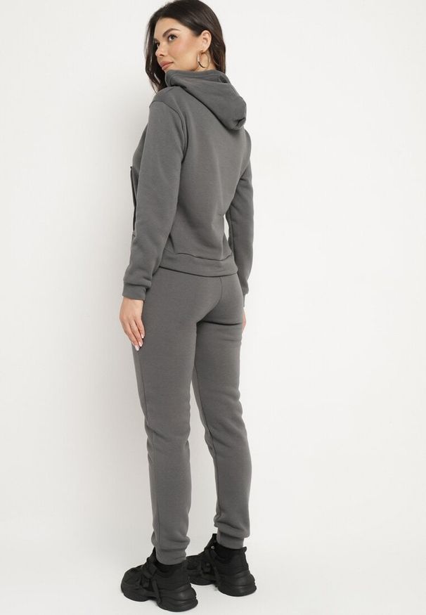 Born2be - Ciemnoszary Ocieplany Komplet Dresowy z Bawełny Joggery i Bluza z Kapturem i Nadrukiem Filola. Kolor: szary. Materiał: dresówka, bawełna. Wzór: nadruk