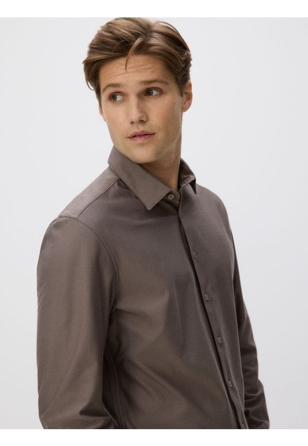 Reserved - Koszula slim fit z bawełną - beżowy. Kolor: beżowy. Materiał: bawełna