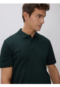 Reserved - Polo regular z merceryzowanej bawełny - ciemnozielony. Typ kołnierza: polo. Kolor: zielony. Materiał: bawełna #1
