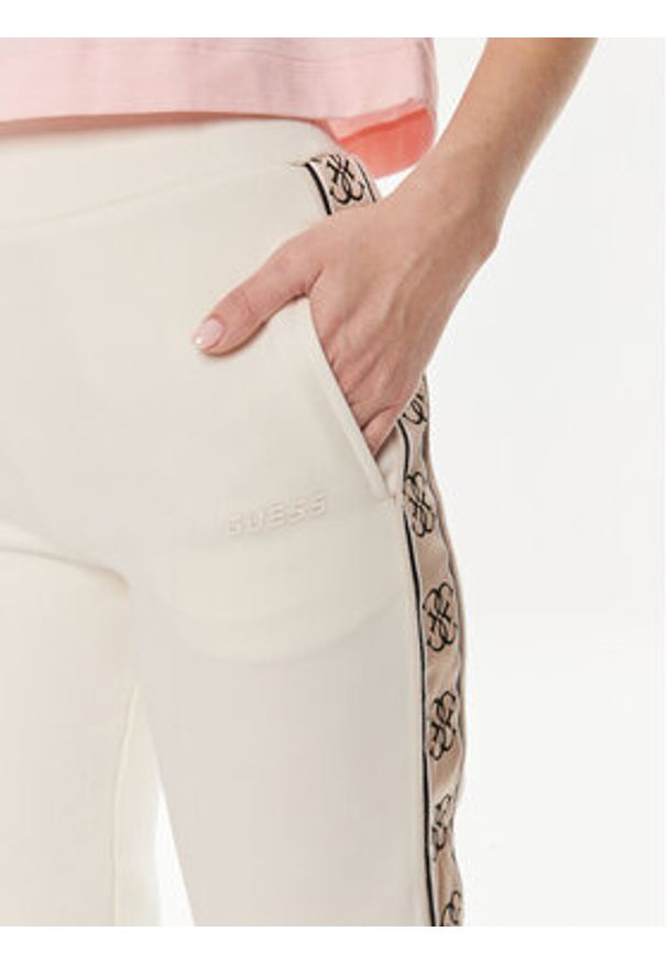 Guess Spodnie dresowe Britney V2YB15 KB3P2 Écru Regular Fit. Materiał: syntetyk, bawełna