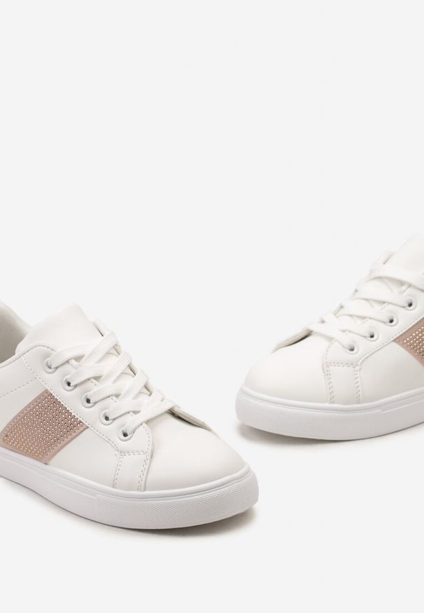 Renee - Biało-Różowe Sneakersy ze Wstawkami Pokrytymi Cyrkoniami Almarie. Nosek buta: okrągły. Zapięcie: sznurówki. Kolor: różowy. Materiał: materiał. Obcas: na obcasie. Wysokość obcasa: niski