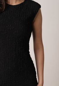 Born2be - Czarna Sukienka Ażurowa z Usztywnioną Linią Ramion i Przezroczystym Dołem Semiriel. Kolor: czarny. Materiał: zamsz. Wzór: ażurowy. Styl: elegancki, klasyczny #6