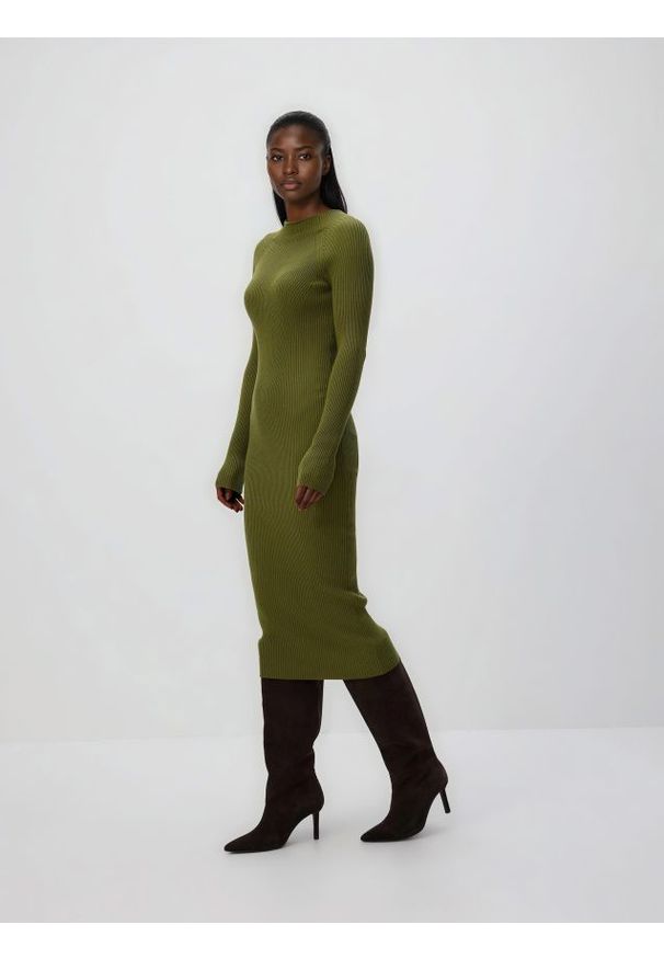 Reserved - Prążkowana sukienka z wiskozą - oliwkowy. Kolor: oliwkowy. Materiał: prążkowany, wiskoza