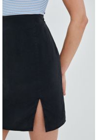 Noisy may - Noisy May spódnica kolor czarny mini prosta. Okazja: na co dzień. Stan: podwyższony. Kolor: czarny. Materiał: lyocell, jedwab, materiał, tkanina. Styl: casual