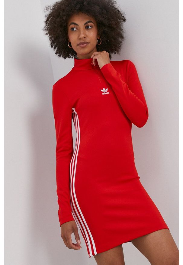 adidas Originals Sukienka H35614 kolor czerwony mini dopasowana. Kolor: czerwony. Materiał: materiał, dzianina. Długość rękawa: długi rękaw. Wzór: gładki. Typ sukienki: dopasowane. Długość: mini