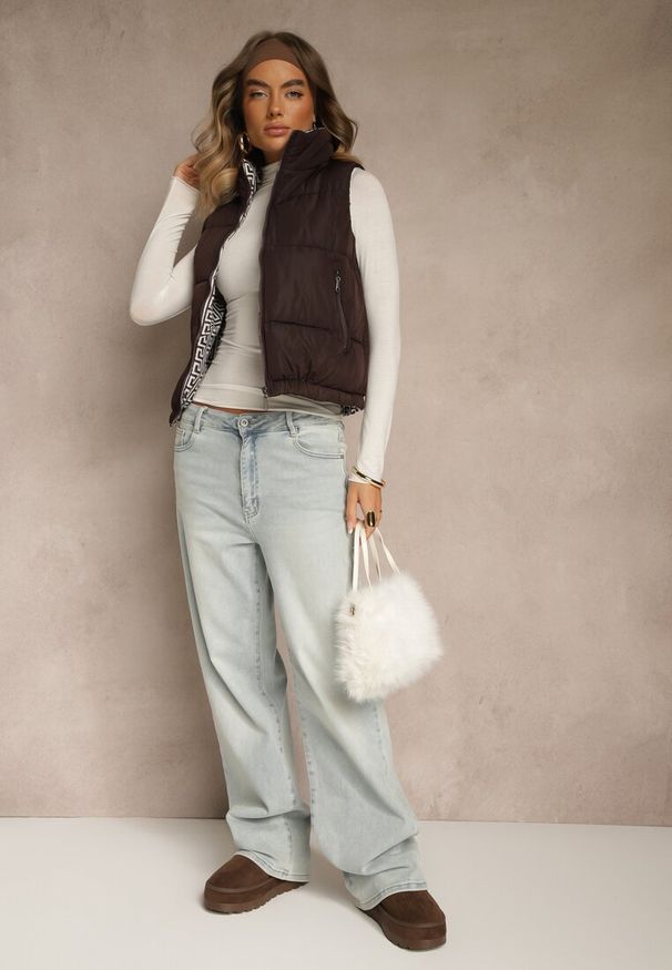 Renee - Brązowa Kamizelka Ozdobiona Pikowaniem i Wzorzystą Podszewką w Meander Olerea. Okazja: na co dzień. Kolor: brązowy. Wzór: aplikacja. Styl: casual