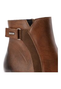 Brązowe Botki Armodo Klasyczne Eleganckie Obuwie Damskie. Okazja: na co dzień. Zapięcie: pasek. Kolor: brązowy. Szerokość cholewki: normalna. Wzór: gładki. Materiał: materiał. Sezon: zima, jesień. Obcas: na obcasie. Styl: klasyczny, elegancki. Wysokość obcasa: średni #3