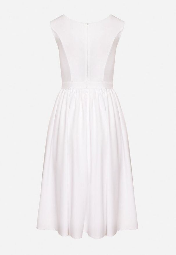 Born2be - Biała Klasyczna Rozkloszowana Sukienka Vices Tolissela. Okazja: na co dzień. Kolor: biały. Wzór: gładki, aplikacja. Styl: klasyczny