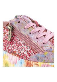 Sneakersy damskie Laura Vita, podwyższona podeszwa z wielokolorowym wzorem na obwodzie oraz perforowane panele na cholewce, różowe, 57 SL26803-57B. Okazja: na co dzień, na spacer, do pracy. Zapięcie: zamek. Kolor: różowy. Szerokość cholewki: normalna. Wzór: kolorowy, aplikacja, kwiaty. Sezon: lato, wiosna. Styl: elegancki, casual #8