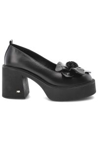 Czarne Półbuty Karino Eleganckie Obuwie Damskie Na Obcasie. Okazja: na co dzień. Kolor: czarny. Materiał: skóra, jeans. Wzór: kwiaty. Obcas: na obcasie. Styl: elegancki. Wysokość obcasa: średni #7
