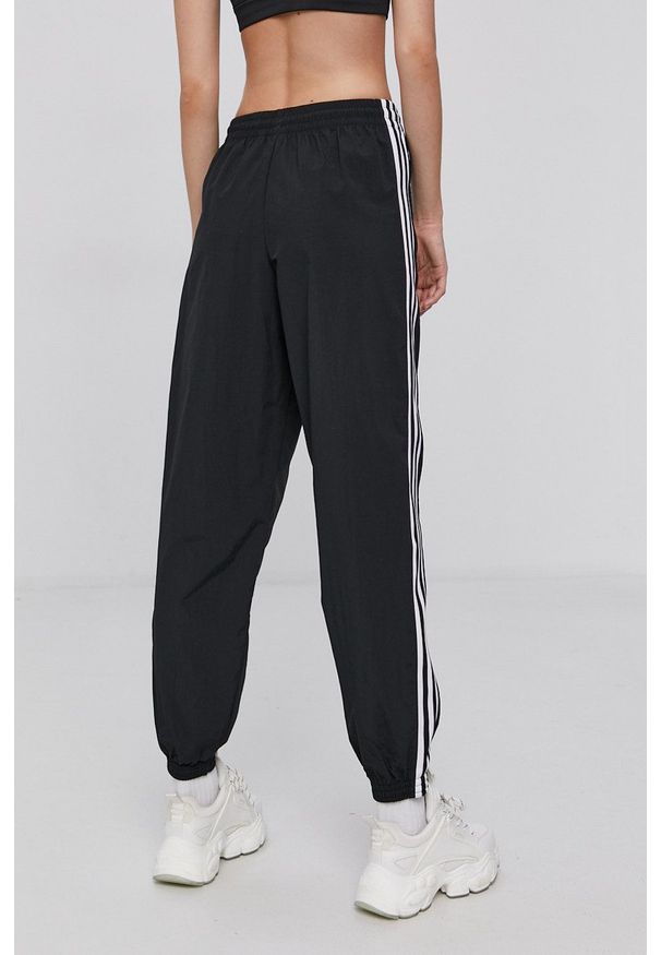 adidas Originals Spodnie damskie kolor czarny. Kolor: czarny. Materiał: poliester, tkanina, poliamid, materiał. Wzór: gładki