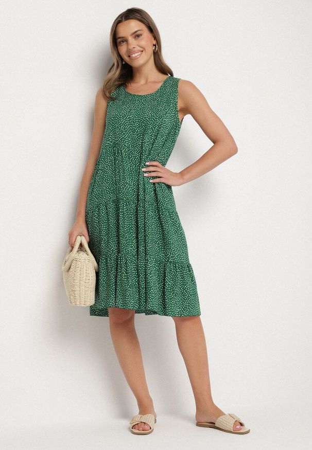 Born2be - Zielona Bawełniana Sukienka w Kropki z Falbanami Zerolia. Okazja: na co dzień, do pracy, na spotkanie biznesowe. Kolor: zielony. Materiał: bawełna. Wzór: kropki. Typ sukienki: proste. Styl: biznesowy, klasyczny, casual