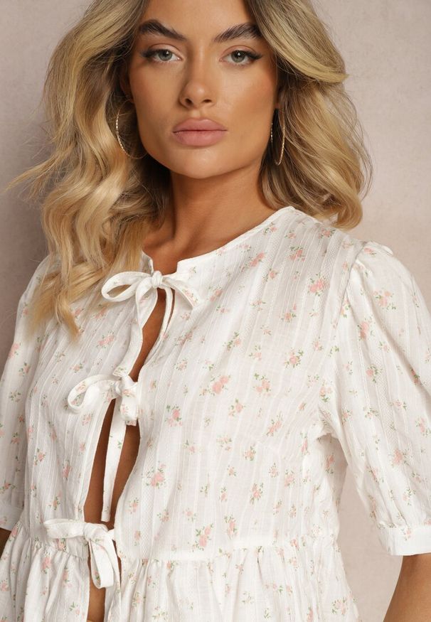 Renee - Beżowa Bluzka z Bawełny z Krótkim Rękawem i Ozdobnymi Wiązaniami z Przodu Rinsara. Okazja: na co dzień, na randkę. Kolor: beżowy. Materiał: bawełna. Długość rękawa: krótki rękaw. Długość: krótkie. Sezon: lato. Styl: casual, klasyczny