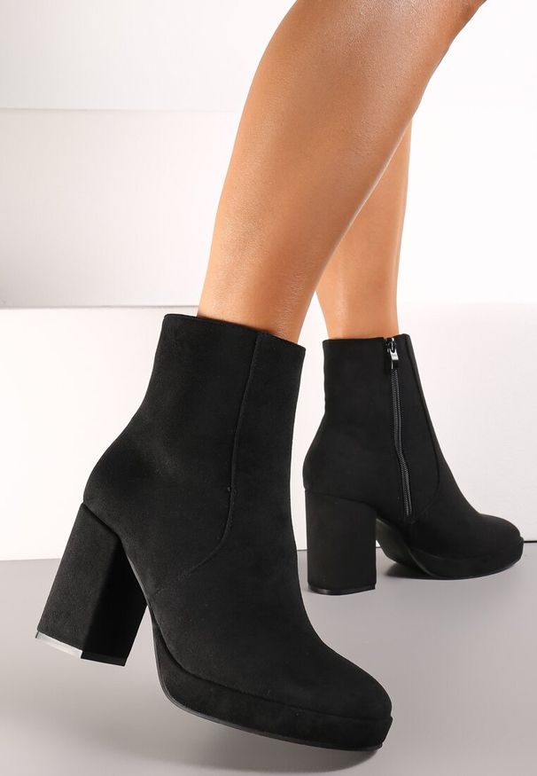 Renee - Czarne Botki z Dopasowaną Cholewką na Obcasie Mutias. Okazja: na co dzień. Zapięcie: zamek. Kolor: czarny. Szerokość cholewki: normalna. Obcas: na obcasie. Styl: casual, elegancki. Wysokość obcasa: średni