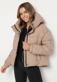 Born2be - Beżowa Pikowana Kurtka Puffer z Kapturem i Kieszonką przy Rękawie Galieana. Okazja: na spacer. Typ kołnierza: kaptur. Kolor: beżowy. Materiał: dzianina, jeans. Sezon: zima. Styl: sportowy, elegancki #4