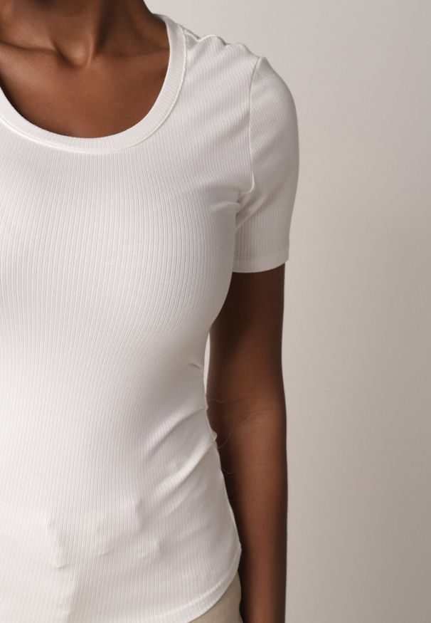 Born2be - Biały Prążkowany T-shirt Ozdobiony po Bokach Marszczeniem Nedisa. Okazja: na co dzień. Kolor: biały. Materiał: prążkowany. Wzór: aplikacja. Styl: casual