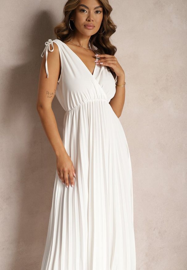 Renee - Biała Rozkloszowana Sukienka Plisowana z Wiskozą i Bawełną Wykończona Gumką w Talii Yefia. Okazja: na co dzień. Kolor: biały. Materiał: bawełna, wiskoza. Styl: casual