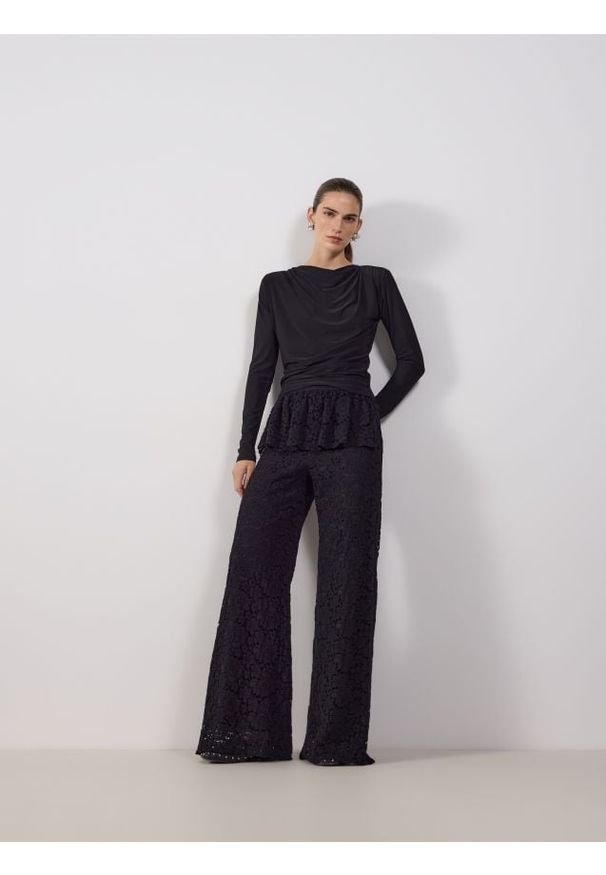 Reserved - Koronkowe spodnie z baskinką - czarny. Kolor: czarny. Materiał: koronka