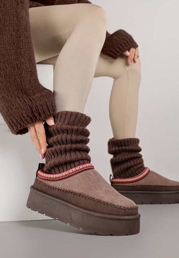 Born2be - Ciemnobrązowe Śniegowce Ocieplone na Platformie z Ozdobnym Wyszywaniem Reitenna. Okazja: na co dzień. Kolor: brązowy. Materiał: jeans. Obcas: na platformie. Styl: elegancki, casual, klasyczny