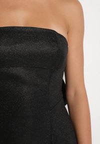 Born2be - Czarna Taliowana Brokatowa Sukienka Bez Ramiączek Ozdobiona Kokardą Salithlin. Okazja: na imprezę. Typ kołnierza: kokarda. Kolor: czarny. Długość rękawa: bez ramiączek. Wzór: aplikacja. Styl: klasyczny, elegancki #5