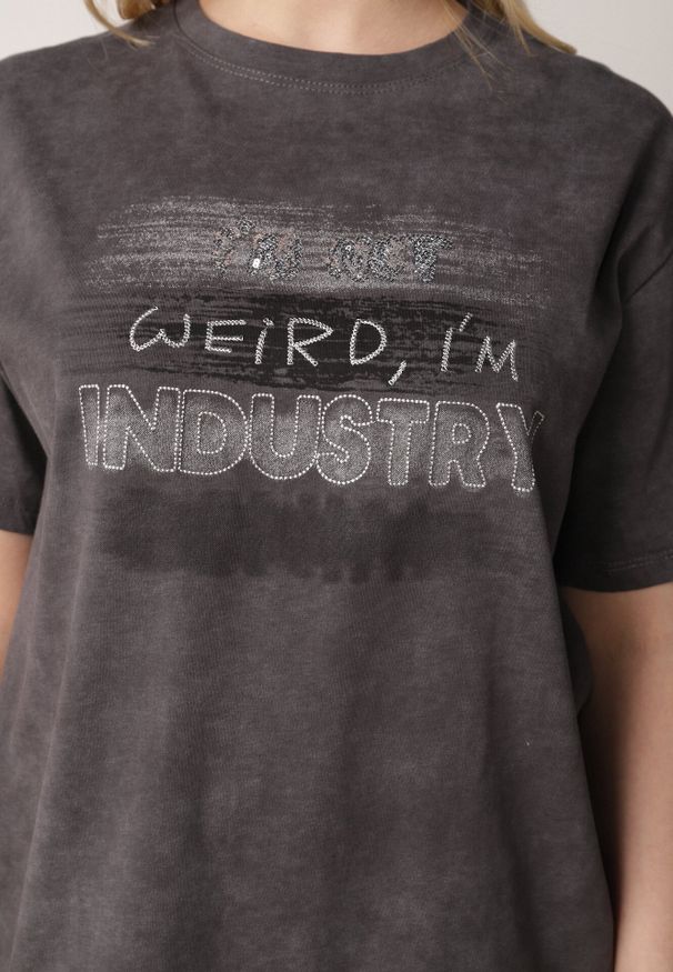 Born2be - Ciemnoszary T-shirt z Bawełny o Kroju Oversize z Napisem Orinvyra. Okazja: do pracy, na co dzień, na spotkanie biznesowe. Kolor: szary. Materiał: bawełna. Wzór: napisy. Styl: elegancki, biznesowy, casual