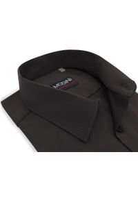 Modini - Brązowa gładka koszula męska MODINI A70. Kolor: brązowy. Materiał: tkanina, poliester, bawełna. Długość: długie. Wzór: gładki. Styl: klasyczny #1