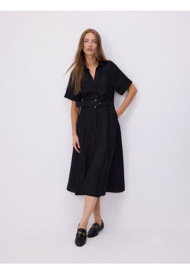 Reserved - Sukienka z paskiem - czarny. Kolor: czarny. Materiał: tkanina, len, wiskoza
