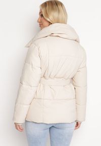 Born2be - Jasnobeżowa Kurtka Wiązana w Pasie z Szerokim Kołnierzem i Pikowaniem Ramella. Okazja: na co dzień. Kolor: beżowy. Materiał: jeans, tkanina. Sezon: zima, jesień. Styl: klasyczny, casual, elegancki #4