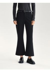 Reserved - Spodnie z ozdobnym paskiem - czarny. Kolor: czarny. Materiał: tkanina. Wzór: gładki