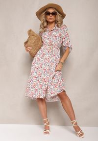Renee - Biało-Różowa Rozkloszowana Sukienka Midi z Bawełny Ozdobiona Kwiatami Menomia. Typ kołnierza: kołnierzyk klasyczny. Kolor: biały. Materiał: bawełna. Wzór: aplikacja, kwiaty. Typ sukienki: koszulowe, proste. Styl: klasyczny. Długość: midi #3