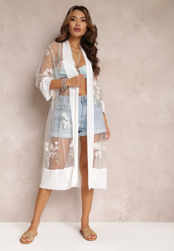 Renee - Biała Przezroczysta Narzutka z Rękawem 3/4 i Haftem Calasine. Kolor: biały. Materiał: tkanina. Wzór: haft