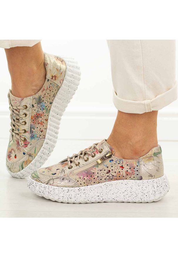 Złote skórzane półbuty damskie Vinceza 79604. Okazja: na spacer, na co dzień. Nosek buta: okrągły. Kolor: złoty. Materiał: skóra. Szerokość cholewki: normalna. Sezon: wiosna, jesień, lato. Obcas: na platformie. Styl: casual, elegancki, klasyczny