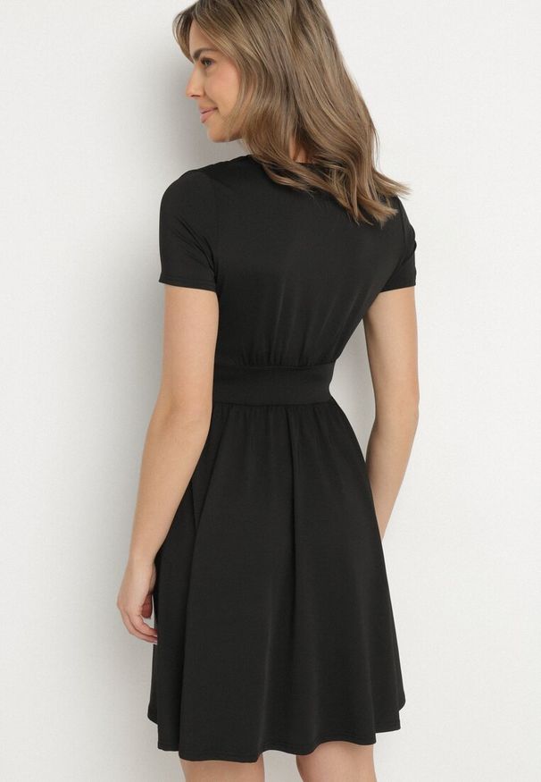 Born2be - Czarna Rozkloszowana Sukienka z Wiskozą o Kopertowym Kroju z Marszczeniem Adivas. Okazja: na co dzień, na spacer. Typ kołnierza: dekolt w kształcie V. Kolor: czarny. Materiał: wiskoza. Długość rękawa: krótki rękaw. Typ sukienki: kopertowe. Styl: casual, elegancki