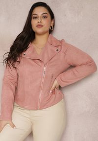 Renee - Ciemnoróżowa Asymetryczna Kurtka Ramoneska z Imitacji Zamszu Kmiya. Kolekcja: plus size. Kolor: różowy. Materiał: zamsz #5