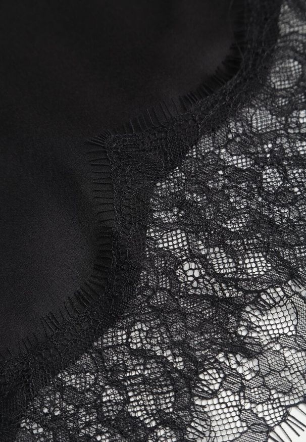 Renee - Czarna Asymetryczna Spódnica z Satyny Zdobiona Koronką Katarva. Okazja: na imprezę, na co dzień. Kolor: czarny. Materiał: satyna, koronka. Wzór: aplikacja, koronka. Styl: casual, elegancki