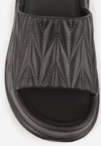 Born2be - Czarne Klapki na Grubej Podeszwie z Tłoczoną Cholewką Farnan. Okazja: na co dzień, na spacer. Kolor: czarny. Materiał: dzianina, dresówka. Wzór: paski. Sezon: lato. Styl: casual, elegancki #5