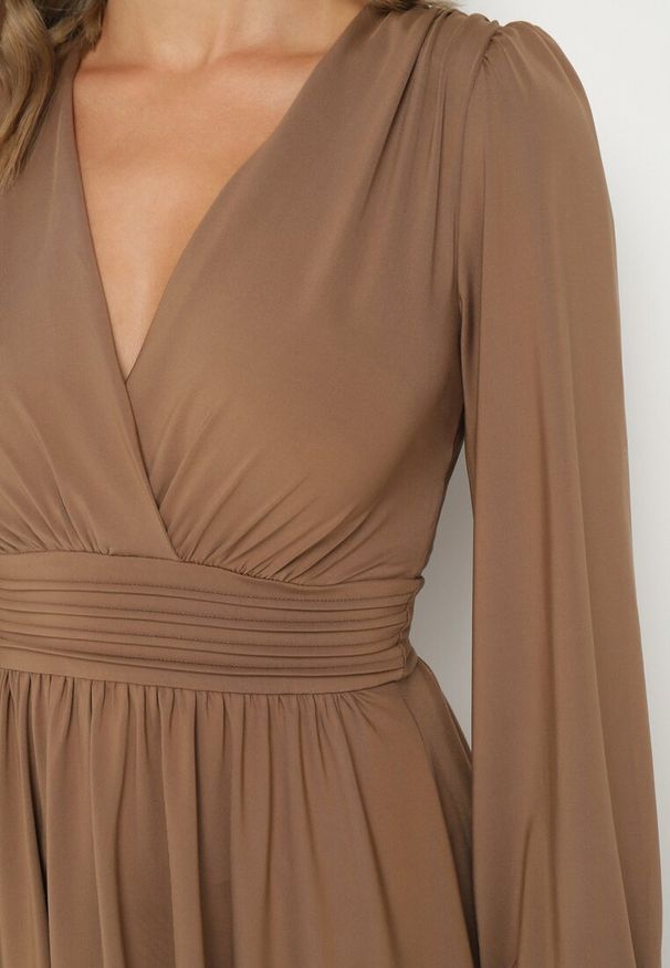 Born2be - Brązowa Rozkloszowana Sukienka z Wiskozą Selithiel. Okazja: na ślub cywilny, na imprezę, na wesele. Typ kołnierza: dekolt w serek. Kolor: brązowy. Materiał: wiskoza. Styl: elegancki