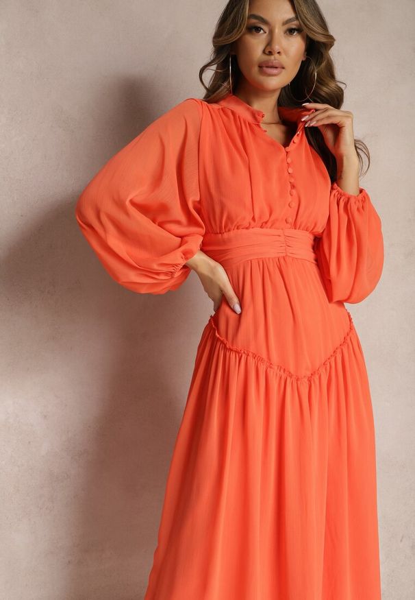 Renee - Pomarańczowa Elegancka Sukienka w Stylu Vintage z Powlekanymi Guzikami i Marszczeniami Lefandia. Typ kołnierza: kołnierzyk stójkowy. Kolor: pomarańczowy. Styl: elegancki, vintage