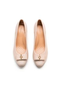 Kazar - Beżowe czółenka damskie. Kolor: beżowy. Materiał: skóra. Obcas: na obcasie. Styl: elegancki. Wysokość obcasa: średni #7