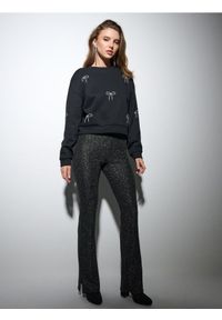 Sinsay - Spodnie flare z metalizowaną nicią - czarny. Kolor: czarny #1