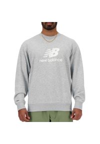 Bluza New Balance MT41500AG - szara. Okazja: na co dzień. Typ kołnierza: bez kaptura. Kolor: szary. Materiał: bawełna, poliester. Wzór: napisy. Styl: sportowy, klasyczny, elegancki, casual