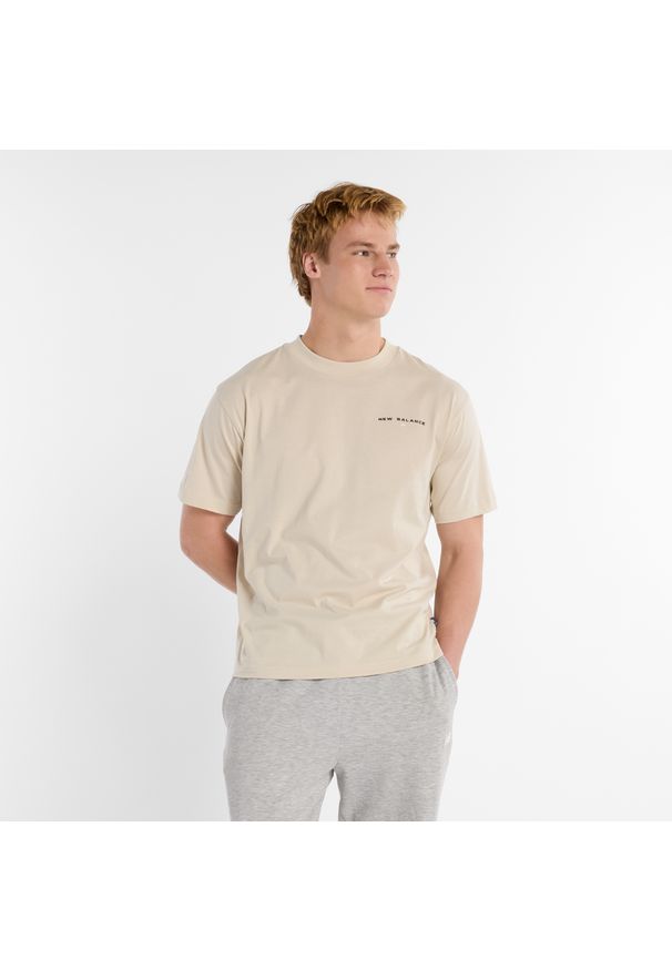 Koszulka męska New Balance MT51507TWF – beżowa. Kolor: beżowy. Materiał: bawełna, dresówka. Wzór: aplikacja, napisy