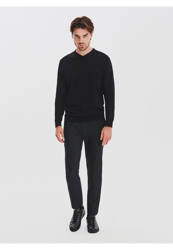 Pako Lorente - PAKO LORENTE - Czarny sweter męski v-neck. Kolor: czarny, niebieski, czerwony. Materiał: bawełna. Sezon: jesień