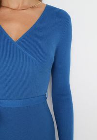 Born2be - Niebieska Sweterkowa Sukienka Rozkloszowana z Wiązanym Paskiem Florentame. Kolor: niebieski. Materiał: materiał. Typ sukienki: rozkloszowane, kopertowe. Długość: midi