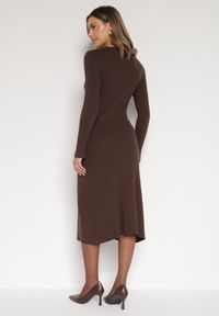 Born2be - Brązowa Dopasowana Sukienka z Prążkowanej Dzianiny z Wiskozą z Aplikacjami Tusmana. Kolor: brązowy. Materiał: dzianina, prążkowany, wiskoza. Wzór: aplikacja. Styl: elegancki #2