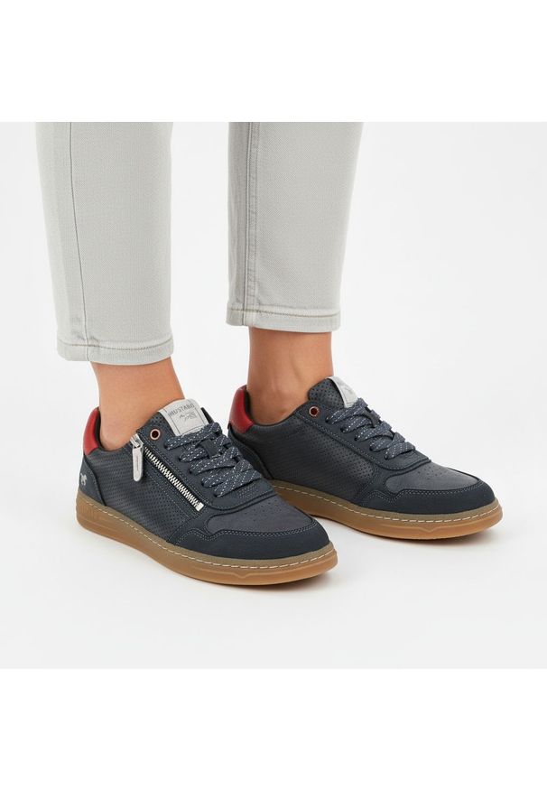 Sneakersy męskie Mustang, niska sportowa forma z wiązaniem i bocznym zamkiem wygodna podeszwa do codziennego użytkowania, granatowe, 4204-301-820. Okazja: na co dzień. Zapięcie: zamek. Kolor: niebieski. Materiał: jeans. Szerokość cholewki: normalna