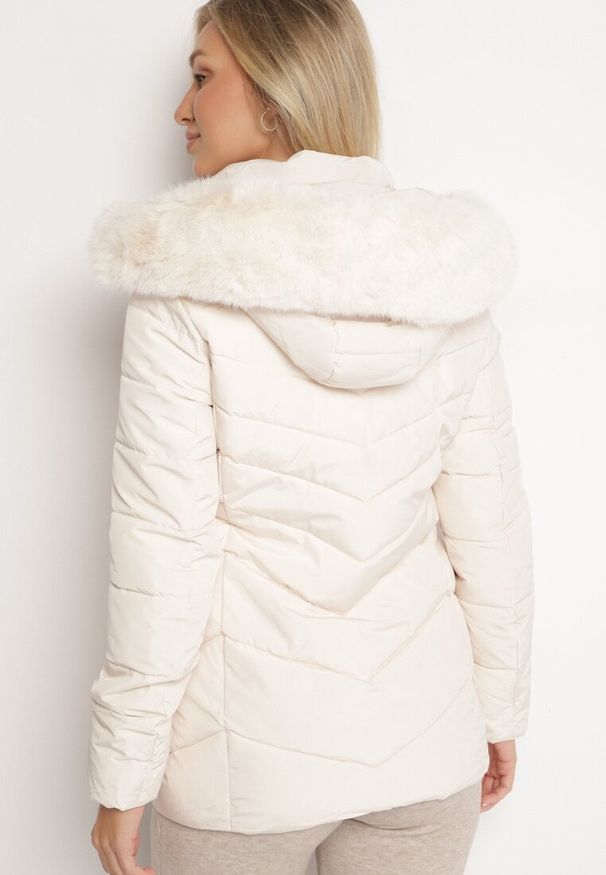 Born2be - Jasnobeżowa Pikowana Kurtka z Odpinanym Kapturem z Futerkiem Zinmora. Okazja: na co dzień. Kolor: beżowy. Materiał: futro. Długość rękawa: długi rękaw. Długość: długie. Sezon: zima. Styl: klasyczny, casual, elegancki