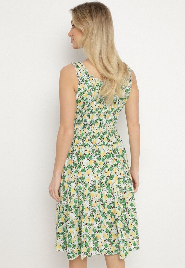 Born2be - Zielona Bawełniana Sukienka w Kwiatki o Rozkloszowanym Kroju z Guzikami Zirana. Okazja: na co dzień, na imprezę, na spacer. Typ kołnierza: dekolt kwadratowy. Kolor: zielony. Materiał: bawełna. Długość rękawa: na ramiączkach. Wzór: kwiaty. Styl: casual, elegancki