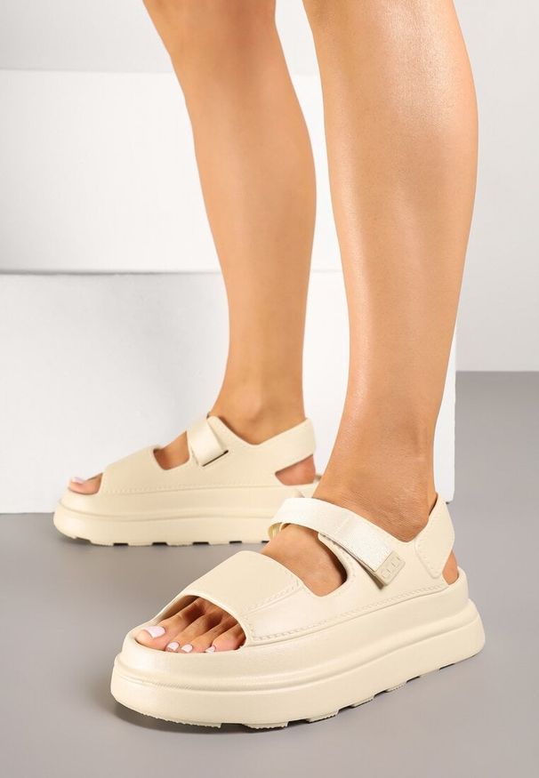 Renee - Beżowe Sandały z Pianki na Platformie Zapinane na Rzep Rosavinea. Zapięcie: rzepy. Kolor: beżowy. Materiał: jeans. Obcas: na platformie. Styl: elegancki